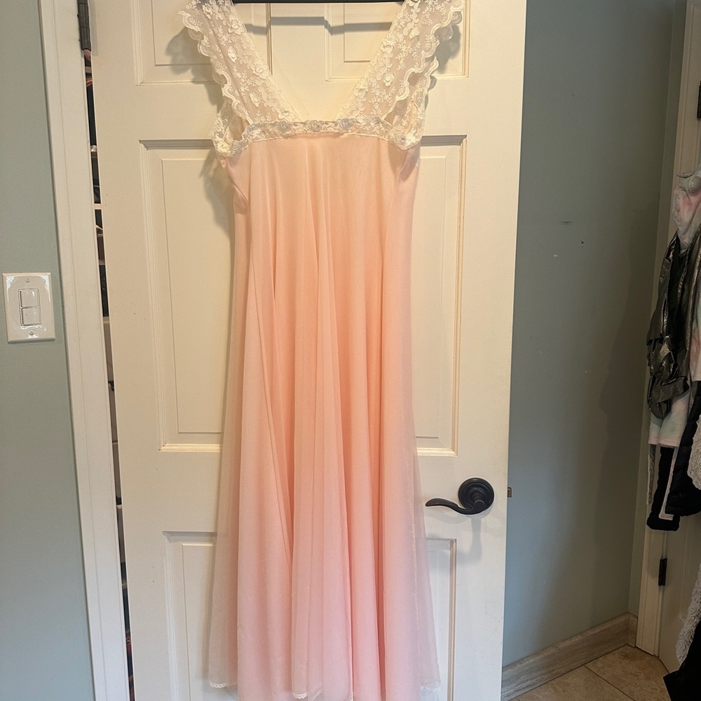 Elegant Vintage Pink Lace Nightgown - Picture 3 of 7